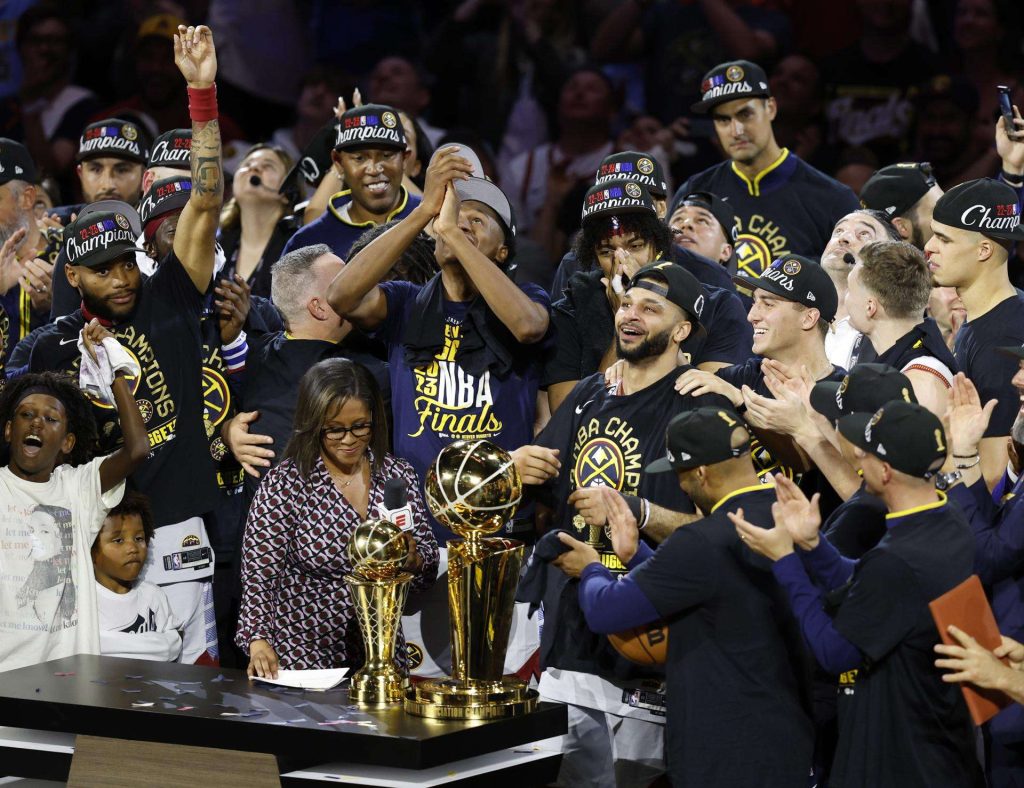 Denver Nuggets celebra su victoria. Foto: EFE/EPA/John G. Mabanglo.