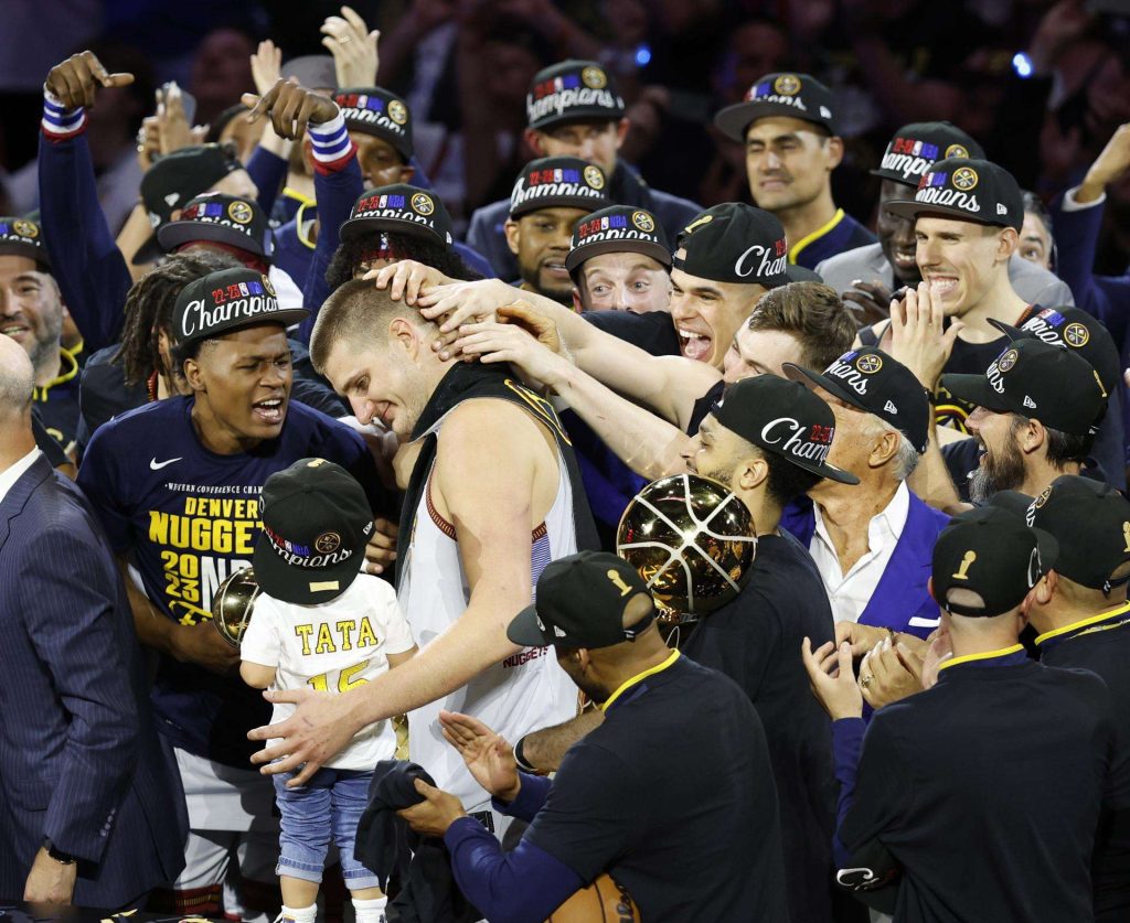 Nikola Jokic de Serbia (C) es felicitado por sus compañeros de equipo al ser nombrado Most Valuable Player luego que los Nuggets ganaran el Campeonato de la NBA. Foto: EFE/EPA/John G. Mabanglo. 