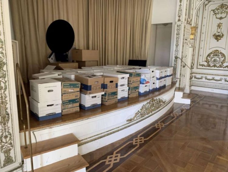 Documentos en Mar-a-Lago. Foto: PBS.