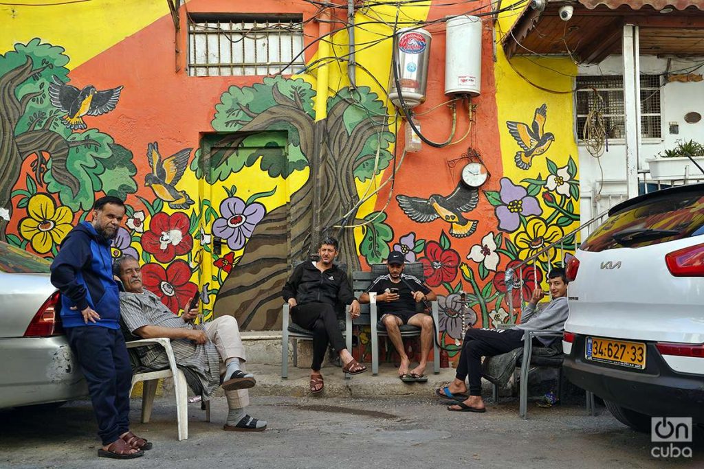 Ojos, flores, aves y estampas palestinas en las fachadas de las casas. Foto: Alejandro Ernesto.