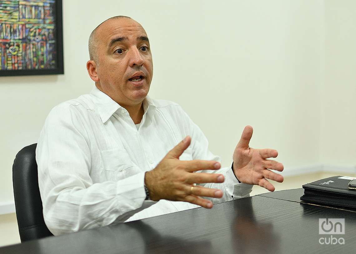 Ernesto Soberón Guzmán, director general de Asuntos Consulares y de Atención a Cubanos Residentes en el Exterior de la Cancillería cubana, ofrece declaraciones a OnCuba sobre la IV Conferencia La Nación y la Emigración. Foto: Otmaro Rodríguez.