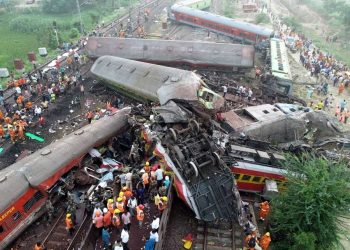 Foto proporcionada por la Fuerza Nacional de Respuesta a Desastres de la India (NDRF) y tomada con un dron, que muestra el lugar de un accidente de tren en Odisha Balasore, India, el 3 de junio de 2023. Foto: Fuerza Nacional de Respuesta a Desastres de la India vía EFE.