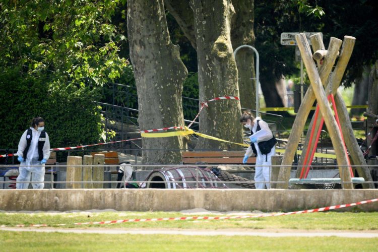 Oficiales de la policía trabajan en la zona del ataque. Foto: JEAN-CHRISTOPHE BOTT/EFE/EPA.