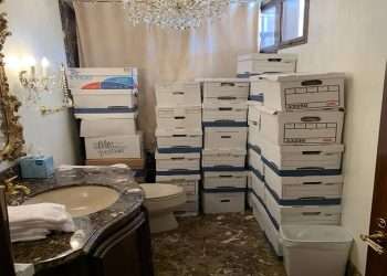 Cajas encontradas en uno de los baños de la residencia de Mar-a-Lago por los investigadores. Foto: Departamento de Justicia.