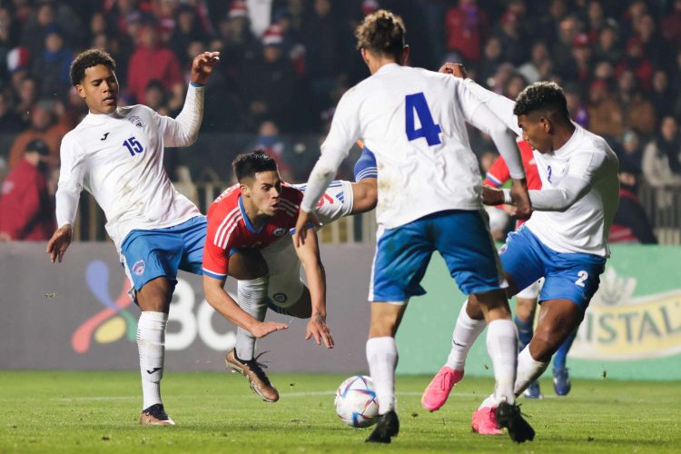 Alexander Aravena (i) de Chile disputa el balón con jugadores de Cuba hoy, en un partido amistoso internacional entre las selecciones de Chile y Cuba, en el estadio Alcaldesa Ester Roa Rebolledo, Concepción (Chile). Foto: Esteban Paredes Drake/EFE.