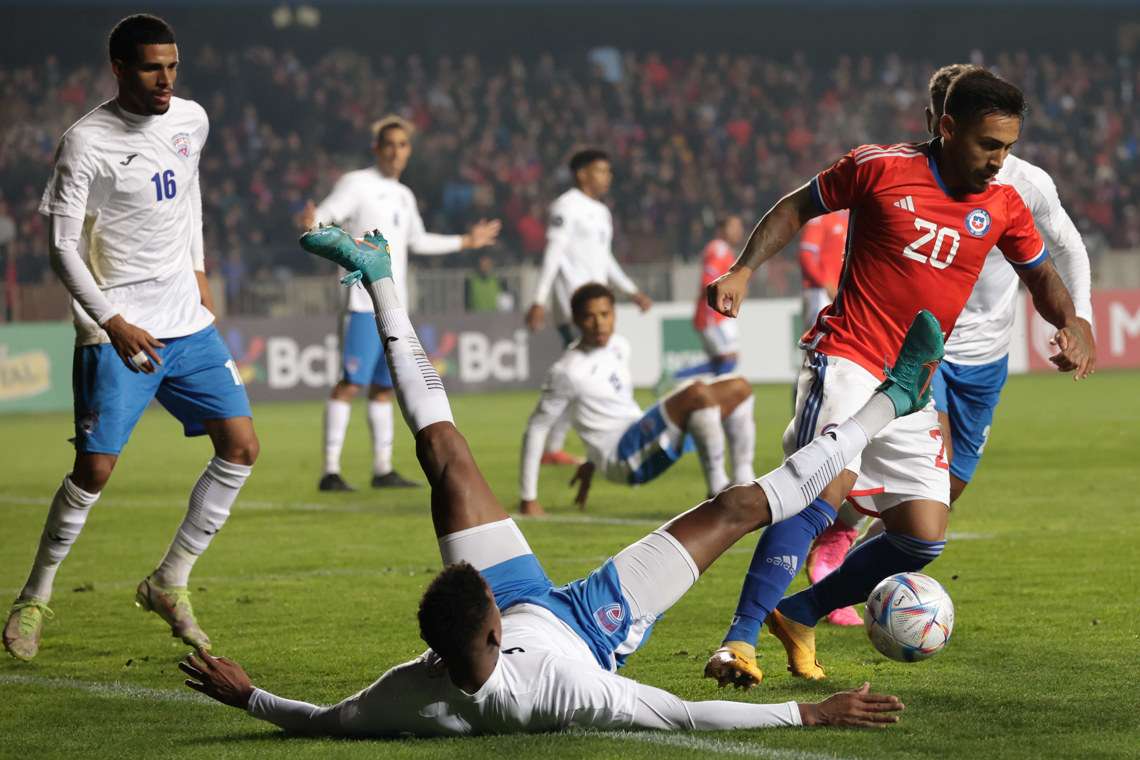 Jugada del partido amistoso entre las selecciones de Chile y Cuba, en el estadio Alcaldesa Ester Roa Rebolledo, en la ciudad chilena de Concepción. Foto: Esteban Paredes Drake / EFE.