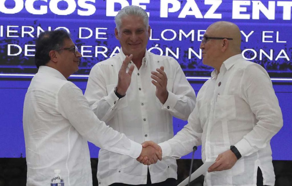 El presidente de Colombia Gustavo Petro (i), saluda a Antonio García (d), jefe máximo de la guerrilla del ELN, acompañados del presidente de Cuba Miguel Díaz Canel (c), durante el cierre de la tercera ronda de conversaciones de paz en La Habana. Foto: Ernesto Mastrascusa / EFE.