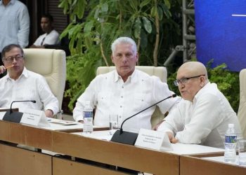 El primer comandante del ELN, Eliécer Herlinto Chamorro, alias "Antonio García" (d), habla durante el cierre del tercer ciclo de las conversaciones de paz entre la guerrilla y el gobierno de Colombia, en La Habana, que finalizó con un acuerdo de alto al fuego. A su lado, el presidente cubano Miguel Díaz-Canel (c), y el mandatario colombiano Gustavo Petro (i). Foto: Cancillería de Cuba / Facebook.