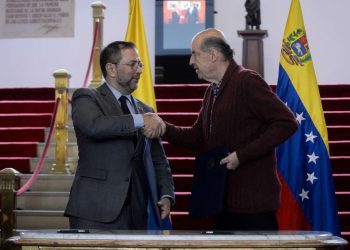 El Canciller de Colombia, Álvaro Leyva (d), junto al canciller de Venezuela, Yván Eduardo Gil Pinto (i), durante la instalación de la Comisión de la vecindad e integración entre Colombia y Venezuela, en el Palacio San Carlos en Bogotá, el 30 de junio de 2023. Foto: Vanessa Jiménez / EFE.