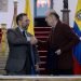 El Canciller de Colombia, Álvaro Leyva (d), junto al canciller de Venezuela, Yván Eduardo Gil Pinto (i), durante la instalación de la Comisión de la vecindad e integración entre Colombia y Venezuela, en el Palacio San Carlos en Bogotá, el 30 de junio de 2023. Foto: Vanessa Jiménez / EFE.