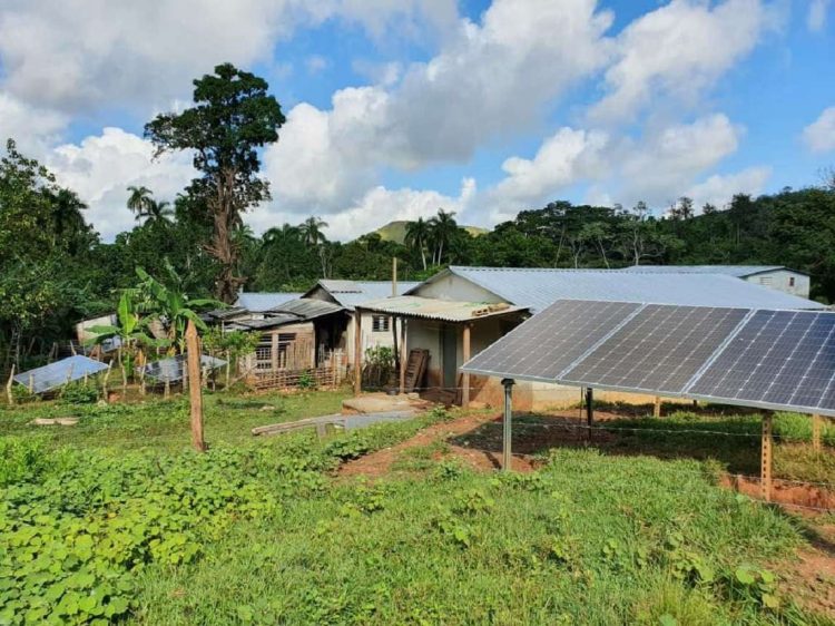 Paneles solares en comunidades de  Cumanayagua, Sancti Spíritus, parte de un proyecto ejecutado por la Universidad de Sancti Spíritus con acompañamiento de PNUD. Foto: PNUD Cuba /Facebook/Archivo.