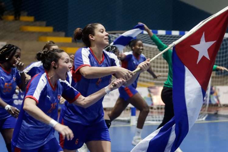 Cuba y Puerto Rico se enfrentaron en la final del balonmano femenino con sede en el Multigimnasio Don Bosco, durante los XXIV Juegos Centroamericanos y del Caribe San Salvador. Foto: Calixto N. Llanes/JIT.