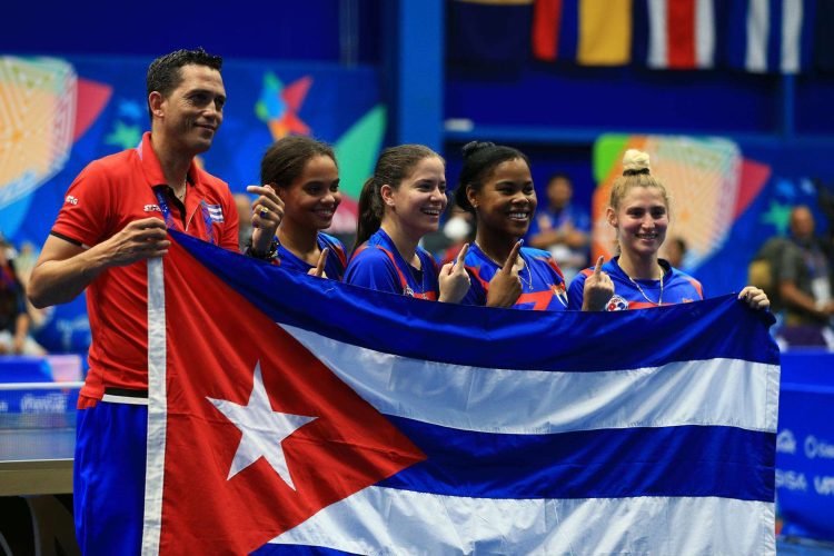 Estela Crespo (2-i), Daniela Fonseca (c), Idalis Lovet (2-d) y Lizdainet Rodríguez (d) de Cuba celebran al ganar la medalla de oro ante Puerto Rico hoy, en equipos femenino de tenis de mesa en los Juegos Centroamericanos y del Caribe en San Salvador (El Salvador). Foto: José Jácome/Efe.