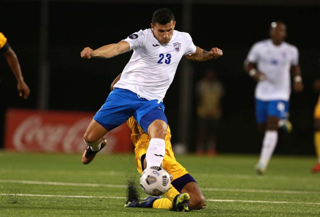 El delantero Luis Paradela, una de las principales figuras de la selección absoluta de fútbol de Cuba. Foto: concacaf.com / Archivo.