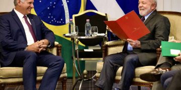 Fotografía cedida por Presidencia de Cuba del presidente cubano, Miguel Díaz-Canel (i) durante un encuentro con el presidente de Brasil Luiz Inacio Lula da Silva (d), durante la cumbre para un Nuevo Pacto Financiero Mundial en París. Foto: Alejandro Azcuy / Presidencia de Cuba vía EFE.