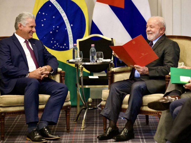 Fotografía cedida por Presidencia de Cuba del presidente cubano, Miguel Díaz-Canel (i) durante un encuentro con el presidente de Brasil Luiz Inacio Lula da Silva (d), durante la cumbre para un Nuevo Pacto Financiero Mundial en París. Foto: Alejandro Azcuy / Presidencia de Cuba vía EFE.