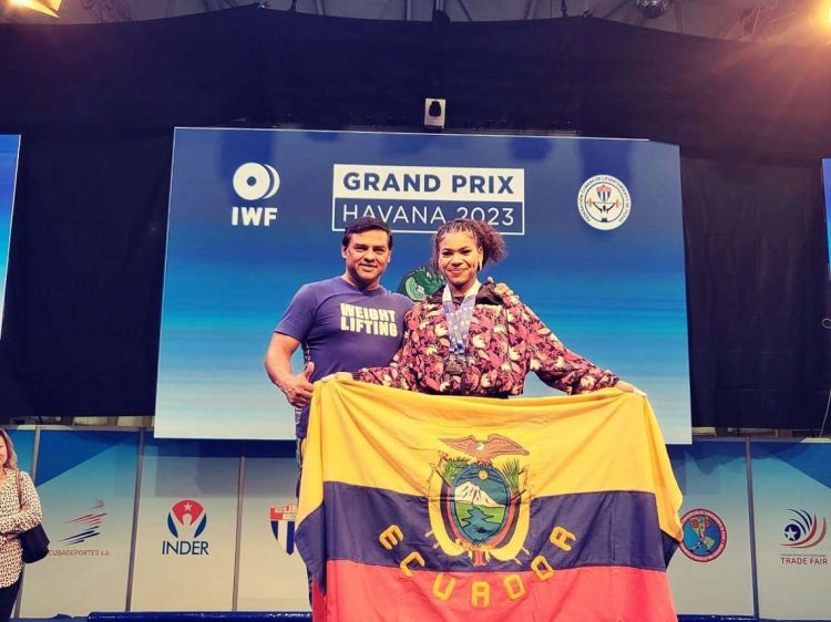 Angie Palacios ganó este año un bronce en el Panamericano de levantamiento de pesas, en Argentina. Foto: del perfil en Facebook de Sebastián Palacios.