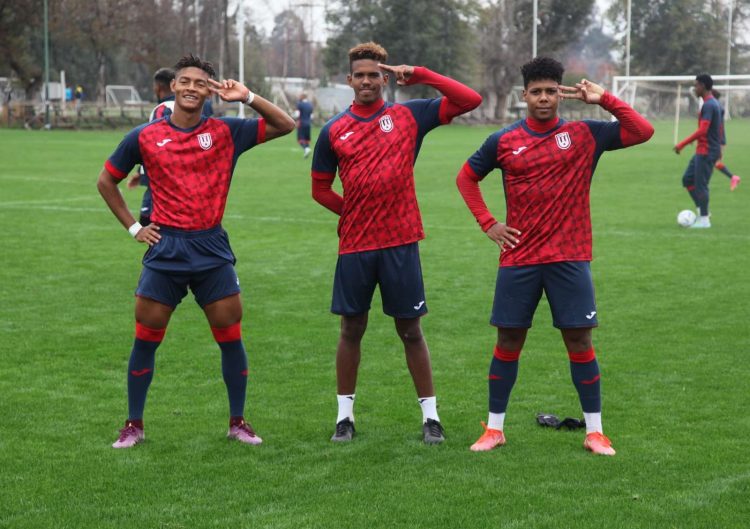 Futbolistas cubanos durante un entrenamiento en Chile, previo al partido de este domingo. Foto: Asociación de Fútbol de Cuba.