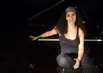 La pianista, cantante y compositora cubana Evelyn García Márquez. Foto: Tomada del perfil de Facebook de la artista.