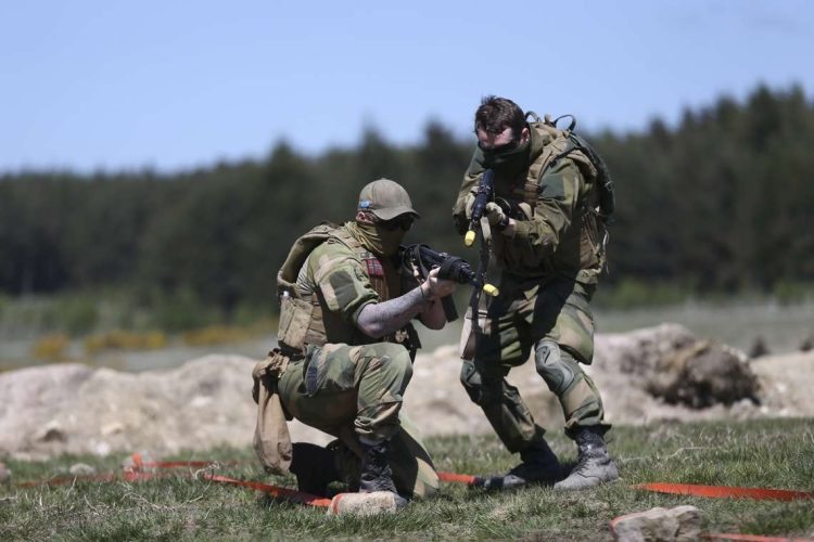 Personal militar ucraniano recibe entrenamiento de guerra de trincheras con tropas británicas de la Brigada de Asistencia de las Fuerzas de Seguridad 11 en un lugar no revelado en Inglaterra, Gran Bretaña, 02 de junio de 2023. Los voluntarios ucranianos reciben entrenamiento de guerra urbana como así como ejercicios de entrenamiento de campo bajo el programa de apoyo dirigido por el Reino Unido, que incluye instrucción en manejo de armas, primeros auxilios en el campo de batalla, técnicas de campo, tácticas de patrullaje y la Ley de Conflictos Armados. Foto: Adam Vaughan/EFE/EPA.