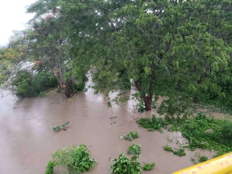 Crecida de un río en Sagua de Tánamo debido a las intensas lluvias. Foto: Yariseidis Hernández Llorente / Facebook.