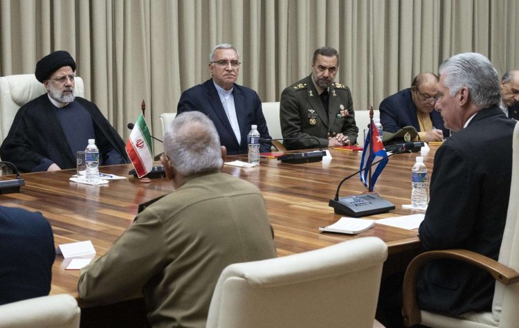 Diaz-Canel (d), se reúne con su homólogo de Irán, Ebrahím Raisi (i), y sus respectivas delegaciones, en el Palacio de la Revolución en La Habana. Foto: Yamil Lage/POOL/EFE.