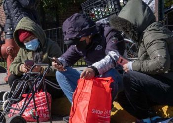 Inmigrantes irregulares abandonados frente a iglesia de Sacramento, California. Foto: EFE.