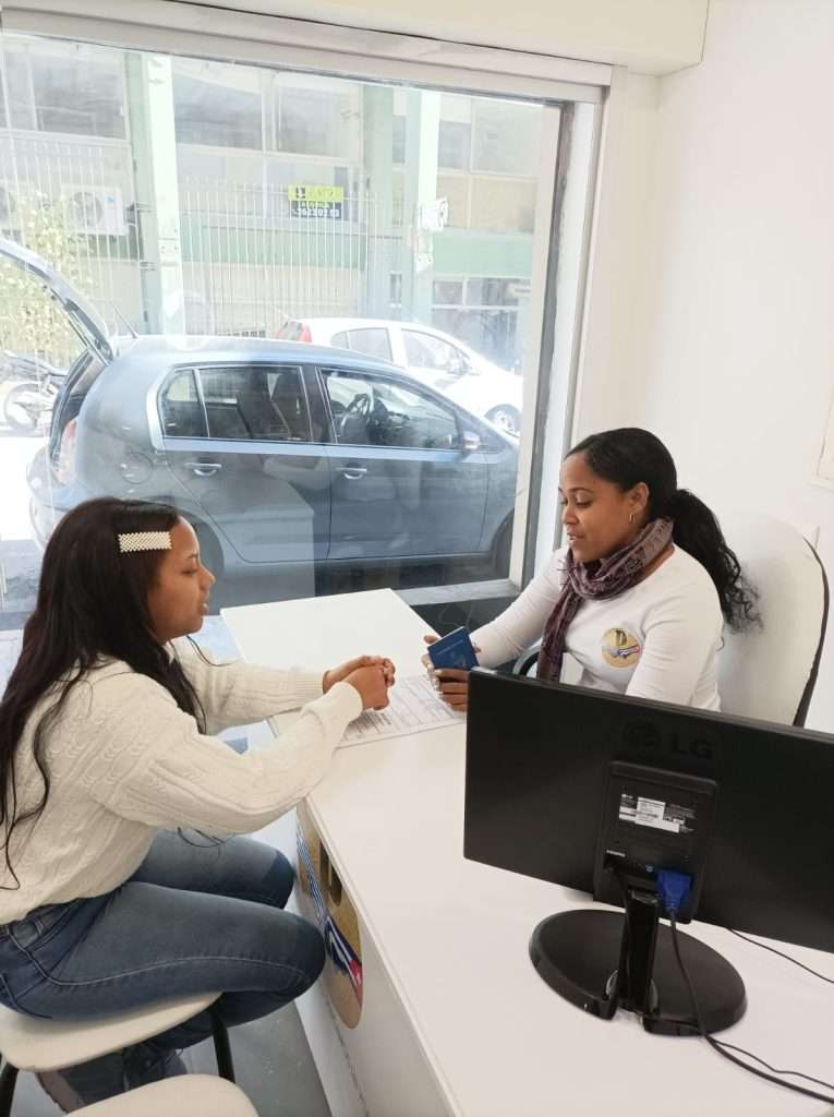 Paisanos se ha convertido en la oficina elegida por los cubanos para realizar sus trámites migratorios. Foto: Cortesía del entrevistado.