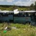 Ómnibus accidentado en la autopista Habana-Melena, mientras trasladaba viajeros procedentes de la Isla de la Juventud. Foto: Diario Mayabeque / Facebook.