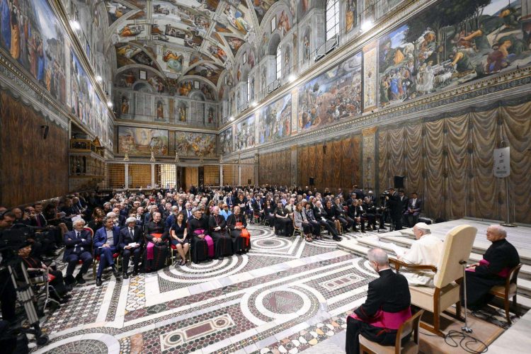 Audiencia del papa con artistas por 50 aniversario de la inauguración de la colección de Arte Moderno de los Museos Vaticanos. Foto: VATICAN MEDIA/ EFE/EPA.