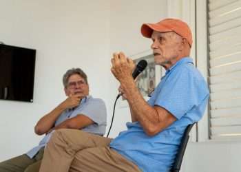 Pedro Juan Gutiérrez (derecha) y Rafael Acosta en encuentro con el autor en la Fundación Ludwig de Cuba promovido por La Jeringa. Foto: Kevin Sánchez, cortesía de La Jeringa.