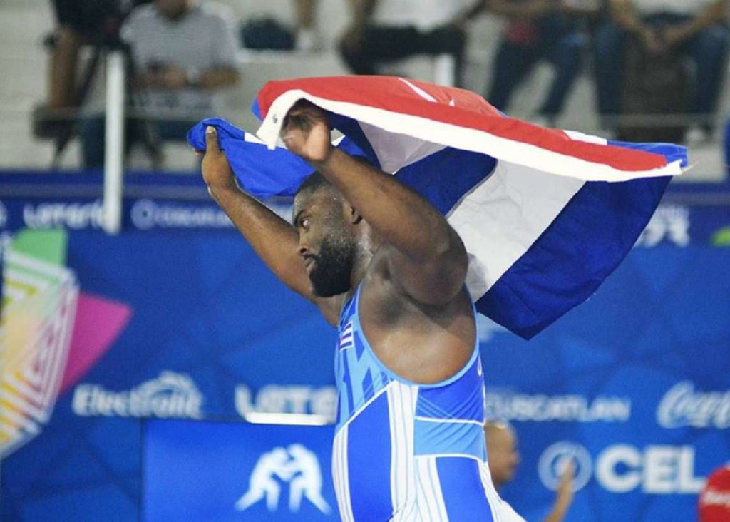 El luchador cubano Oscar Pino celebra su victoria en los Juegos Centroamericanos de San Salvador. Foto: Abel Rojas / Juventud Rebelde vía ACN.