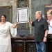 La rectora de la Universidad de La Habana, Miriam Nicado, entre el título de Doctor Honoris Causa al trovador Silvio Rodríguez. Detrás, el presidente cubano Miguel Díaz-Canel. Foto: @PresidenciaCuba / Twitter.