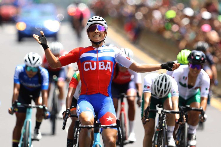 Arlenis Sierra celebra al ganar la prueba de ciclismo ruta femenina en los Juegos Centroamericanos y del Caribe en San Salvador. Foto: Miguel Lemus/EFE