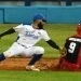 Industriales y Santiago de Cuba se enfrentan en el estadio Latinoamericano durante las semifinales de la 62 Serie Nacional de Béisbol. Foto: Ricardo López Hevia.