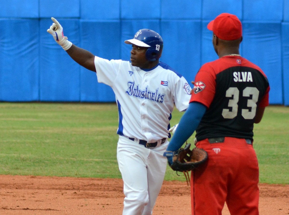 Industriales y Santiago de Cuba se enfrentan en el estadio Latinoamericano durante la semifinal de la 62 Serie Nacional de Béisbol. Foto: Ricardo López Hevia. 