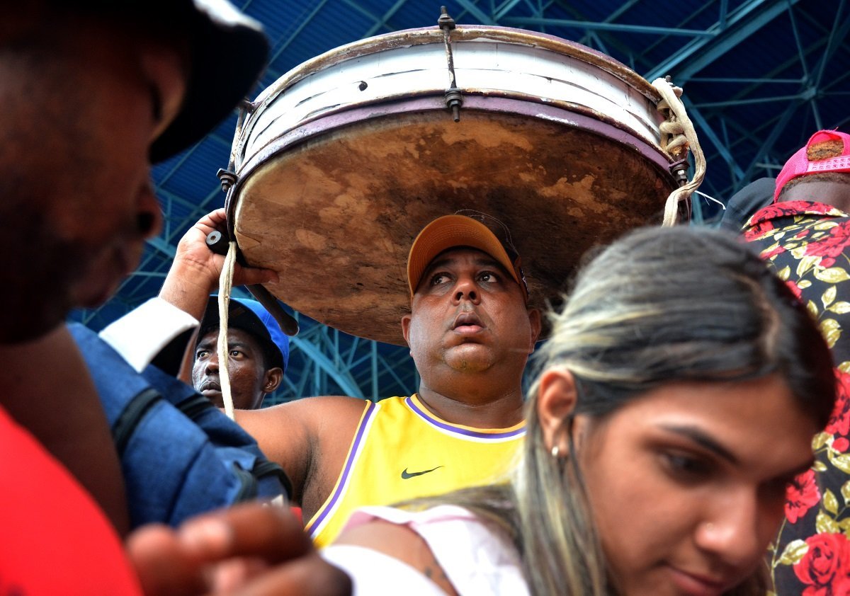 Seguidores de Santiago de Cuba en el estadio Latinoamericano durante la semifinal frente a Industriales en la 62 Serie Nacional de Béisbol. Foto: Ricardo López Hevia. 