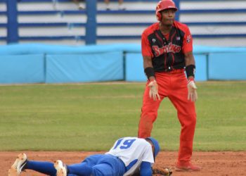Santiago de Cuba derrotó a Industriales en el quinto partido de la semifinal de la 62 Serie Nacional de Béisbol. Foto: Ricardo López Hevia.