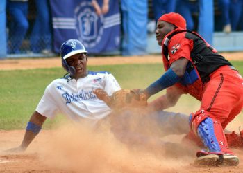 Partido entre Santiago de Cuba e Industriales en la semifinal de la 62 Serie Nacional de Béisbol. Foto: Ricardo López Hevia / Archivo.