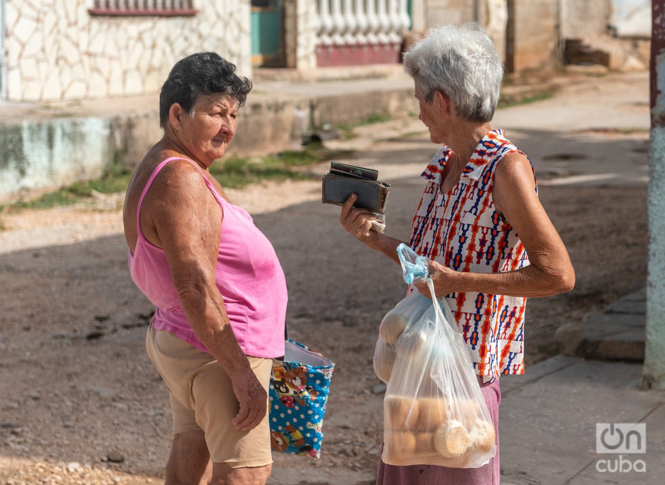 Dos vecinas de Gibara. Foto: Kaloian.