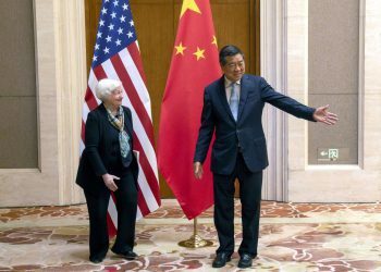 El viceprimer ministro chino He Lifeng al recibir a Yellen este viernes.  Foto: MARK SCHIEFELBEIN/EFE/EPA.