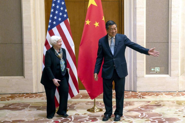 El viceprimer ministro chino He Lifeng al recibir a Yellen este viernes.  Foto: MARK SCHIEFELBEIN/EFE/EPA.