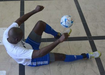 El recordista mundial y Guinness, Erick Hernández, impone una nueva cota al dominar el balón por 3:04.02 horas solo con los pies y con un kilo y medio en cada pierna. Foto: Ricardo López Hevia