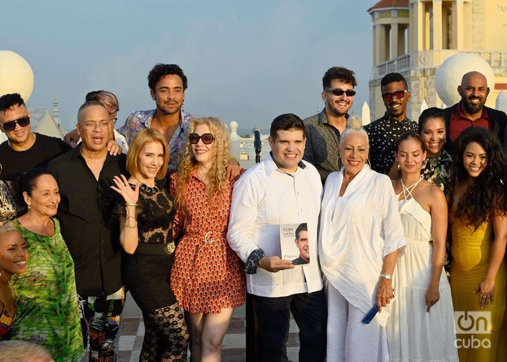 El chef español Miguel Ángel Jiménez /c), conocido como “Chefarándula”, junto a artistas invitados a su programa de televisión, durante la presentación de su libro “Cuba en mi cocina”, en el Hotel Nacional, en La Habana. Foto: Otmaro Rodríguez.