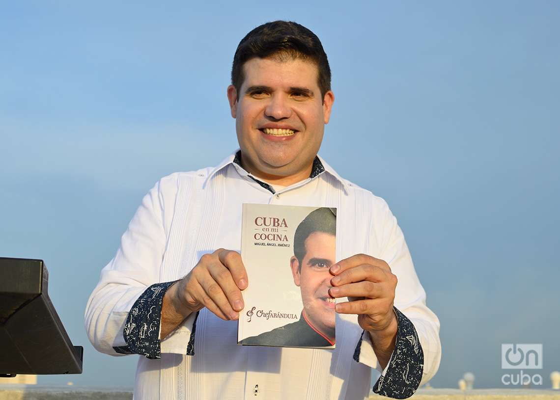 El chef español Miguel Ángel Jiménez, conocido como “Chefarándula”, muestra su libro “Cuba en mi cocina”, en el Hotel Nacional, en La Habana. Foto: Otmaro Rodríguez.