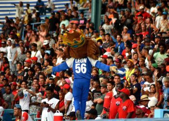 El León, la mascota de Industriales, confronta a los seguidores de Santiago de Cuba en el estadio Latinoamericano durante las semifinales de la 62 Serie Nacional de Béisbol. Foto: Ricardo López Hevia.