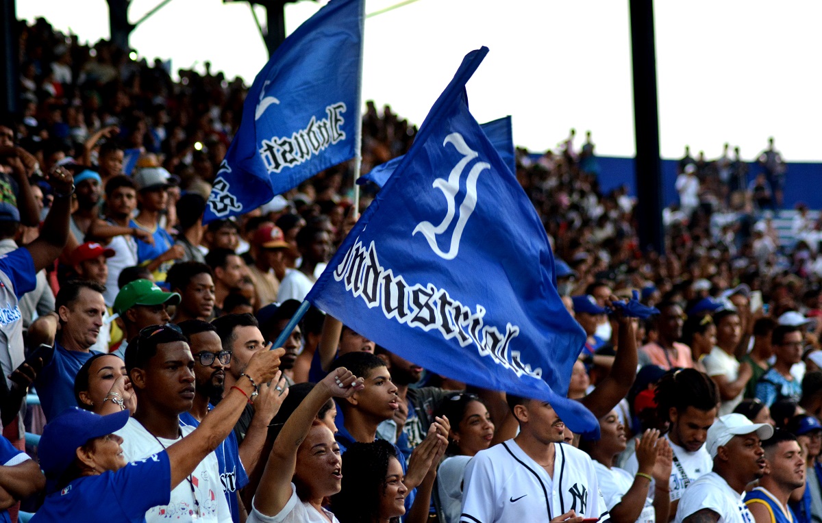 Seguidores de Industriales en el estadio Latinoamericano durante la semifinal frente a Santiago de Cuba, en la 62 Serie Nacional de Béisbol. Foto: Ricardo López Hevia. 