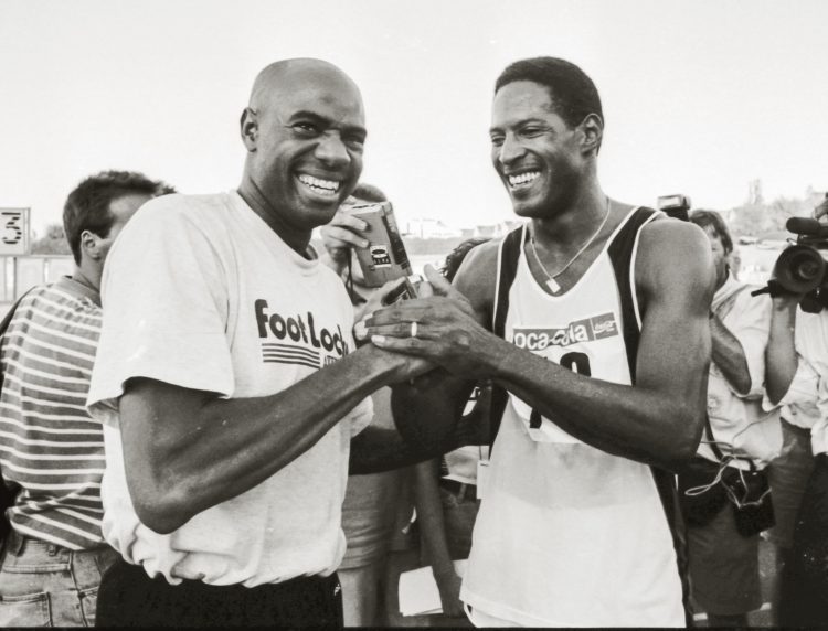 Javier Sotomayor (derecha) junto a Mike Powell (izquierda), recordista del mundo en longitud, el 23 de julio de 1993, poco después de que el cubano impusiera su mítica marca de 2.45 en el salto de altura. Foto: Tomada de MARCA.