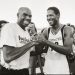 Javier Sotomayor (derecha) junto a Mike Powell (izquierda), recordista del mundo en longitud, el 23 de julio de 1993, poco después de que el cubano impusiera su mítica marca de 2.45 en el salto de altura. Foto: Tomada de MARCA.