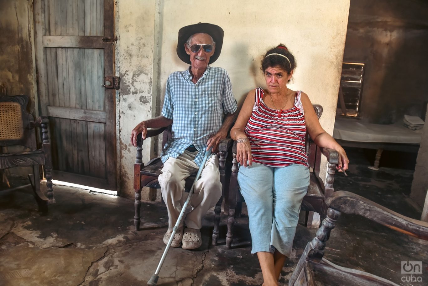 Juanito y una de sus hijas en la sala de su casa.
